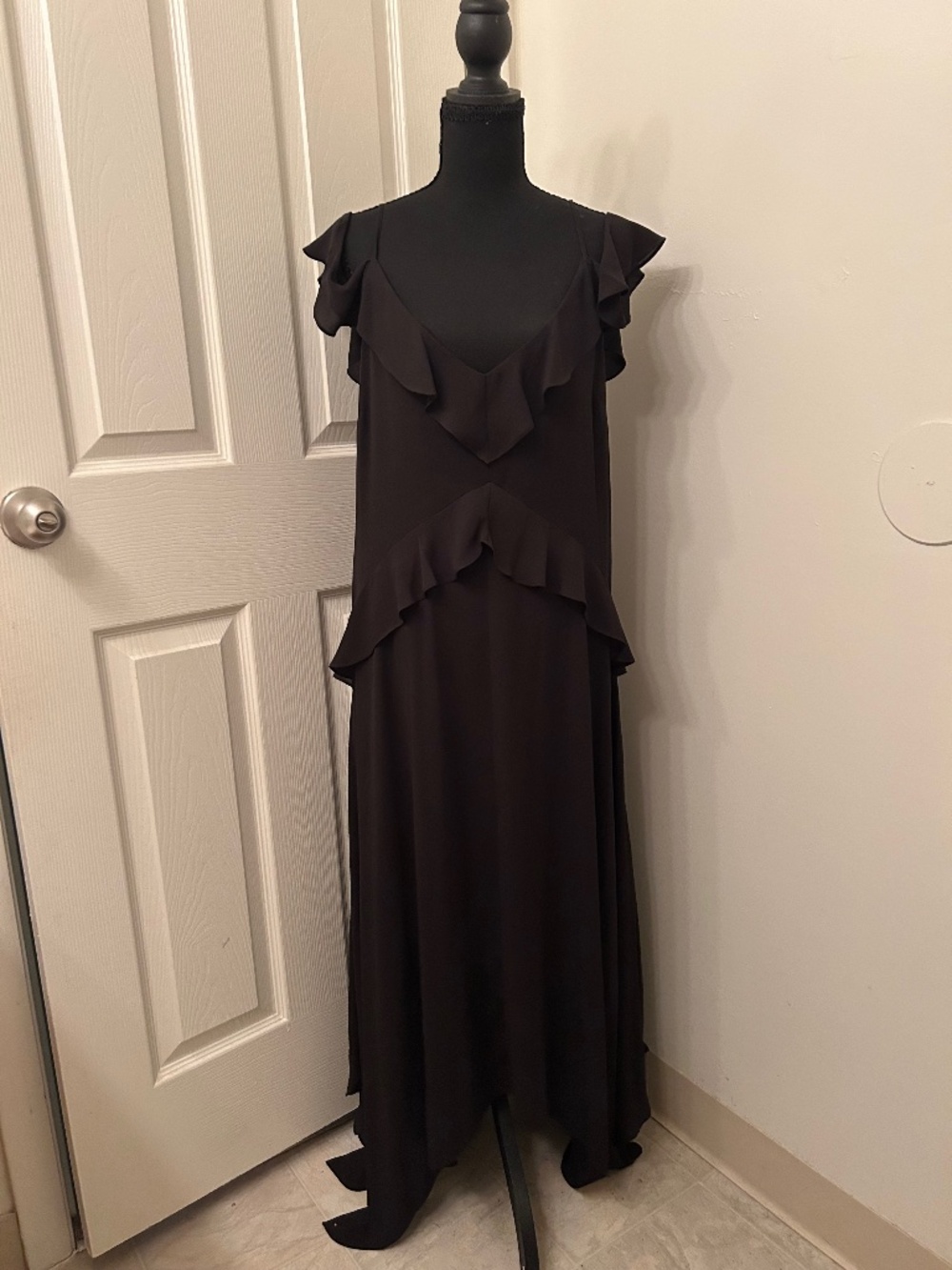 BCBGMaxAzria NWT Black Long Cocktail Dress With Flutter Sleeves Size Medium